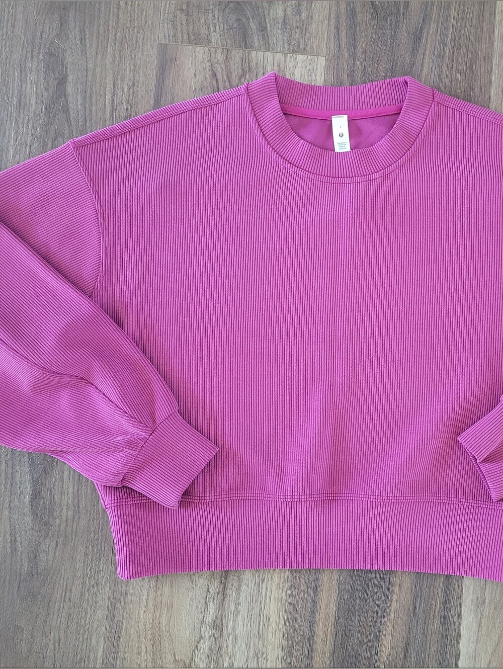 Cropped Ribbed Sweatshirt in Magenta